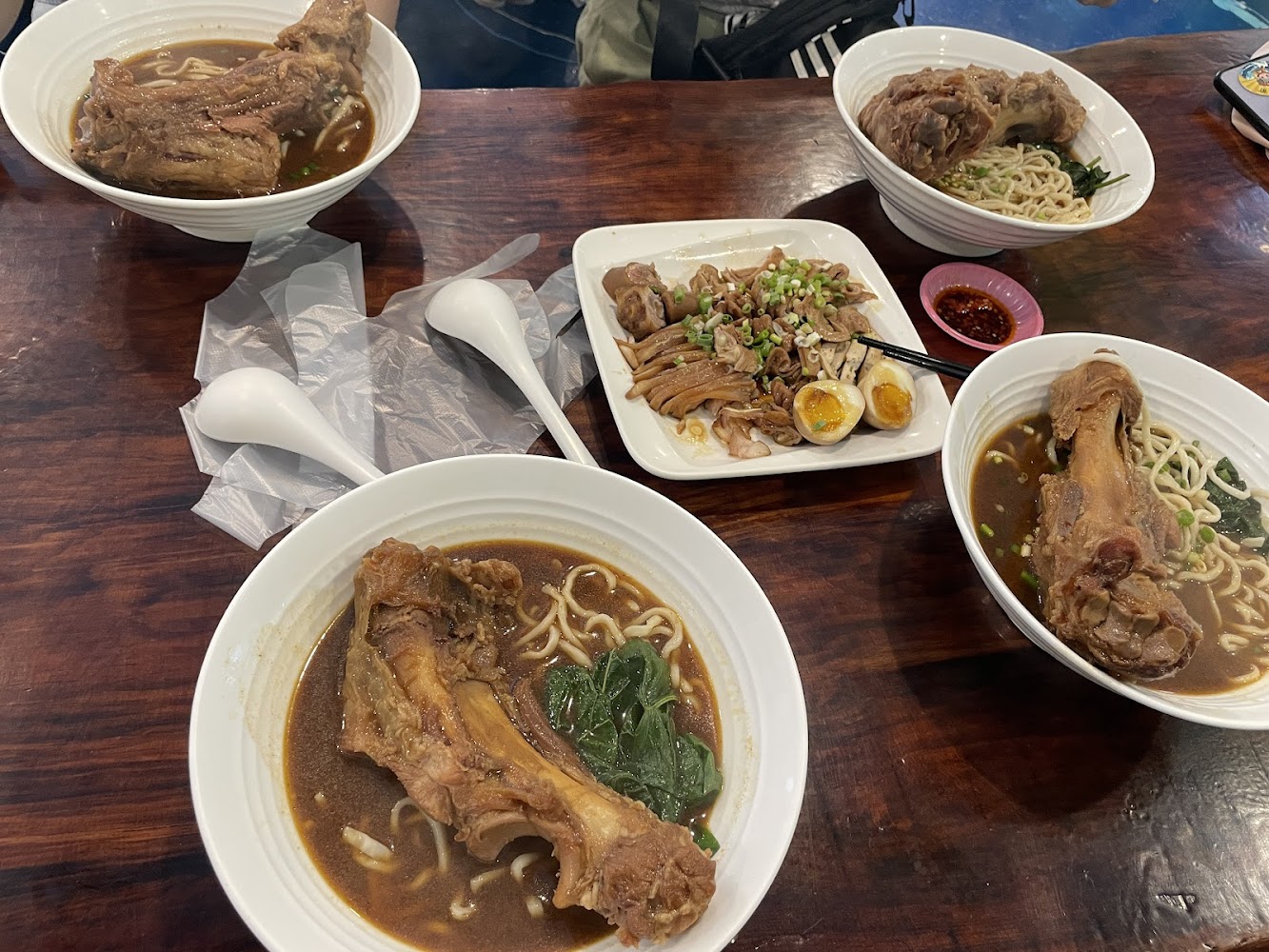 四碗大骨湯麵與滷味拼盤