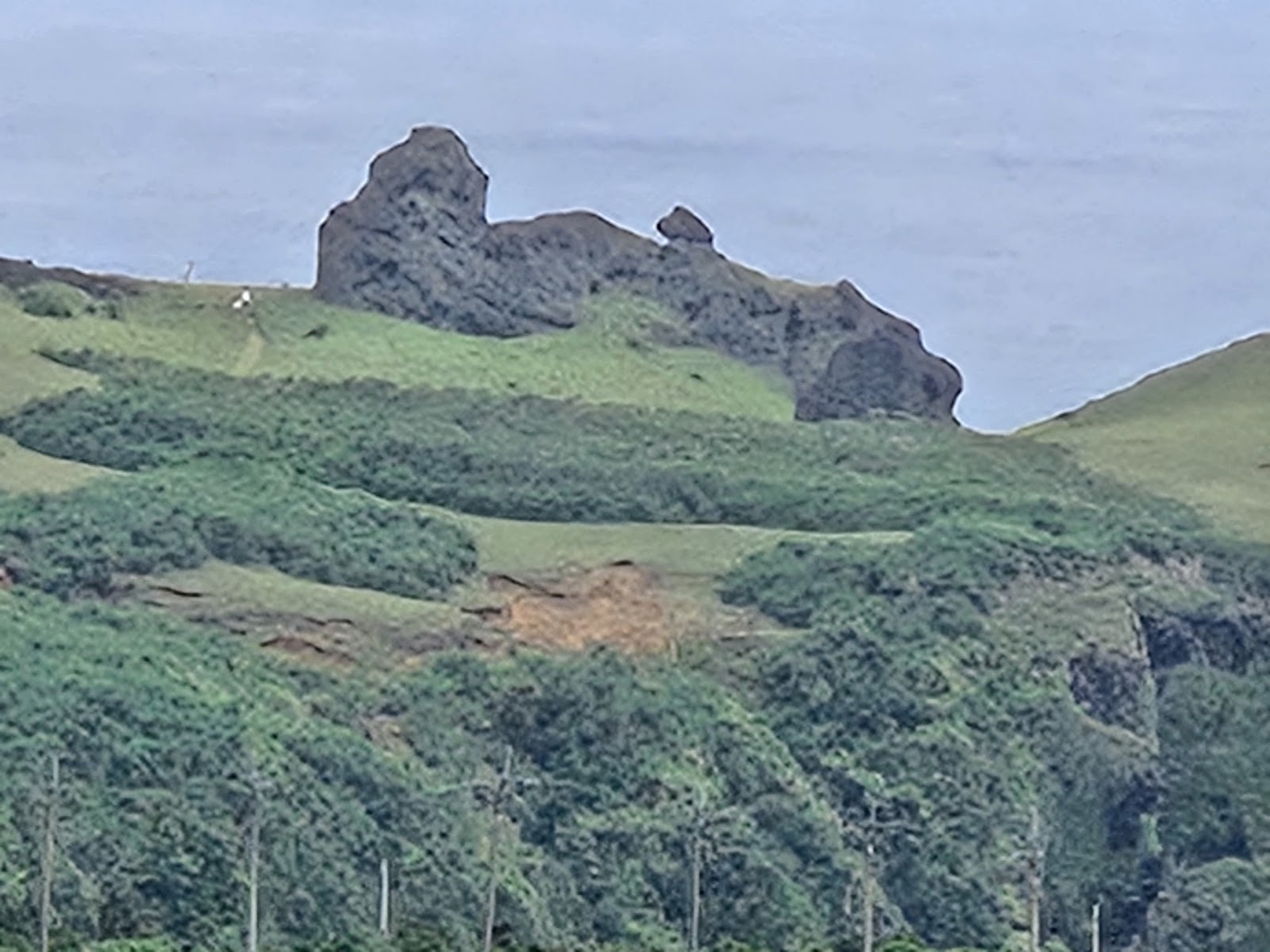 小長城岩稜遠拍青翠山坡