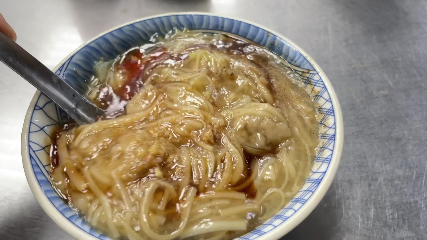 一碗滷肉羹麵，湯頭濃稠且有肉羹與麵條