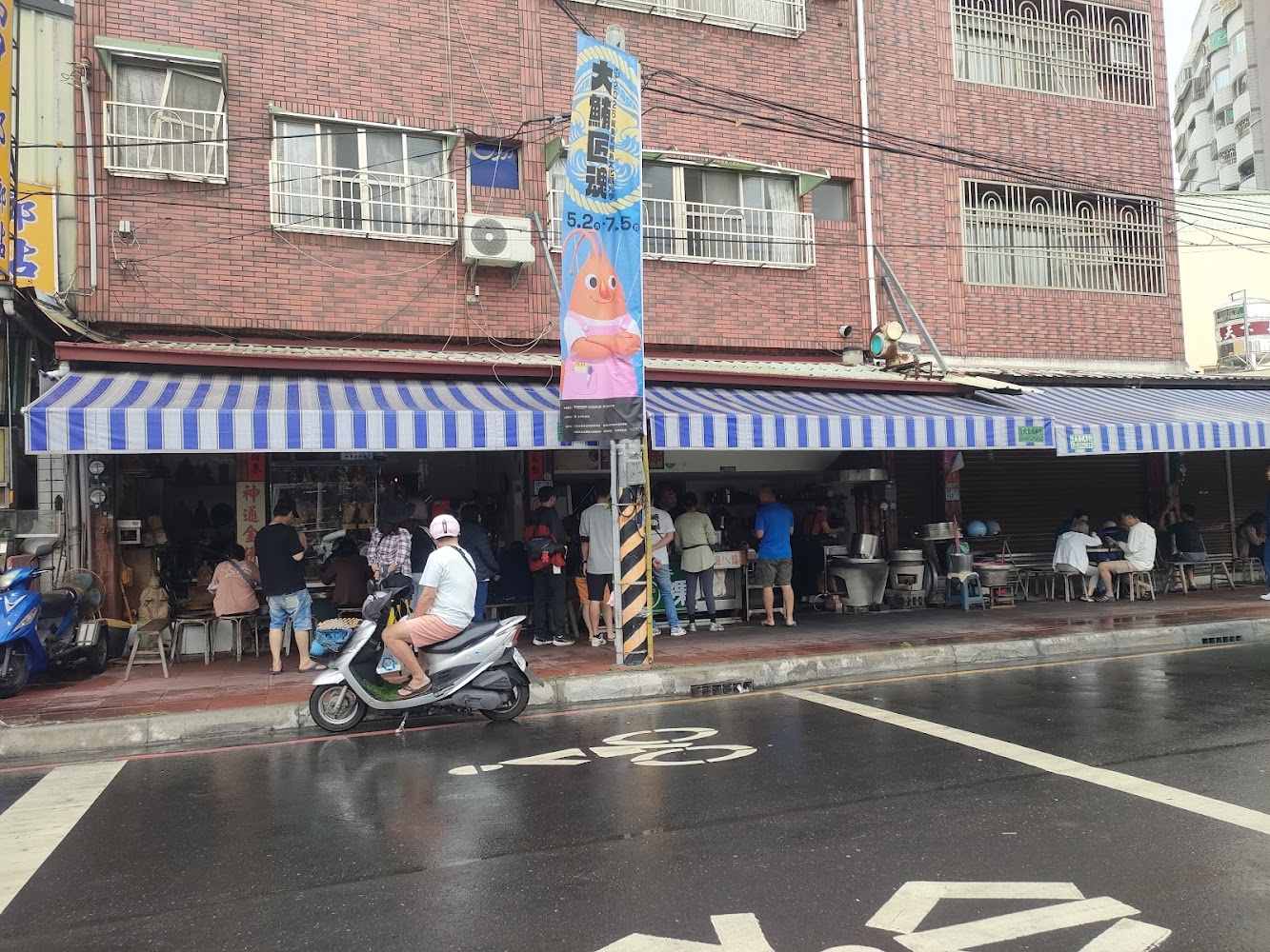 位於街角的葉家肉粿門口，排隊人潮與騎樓座位區十分熱鬧