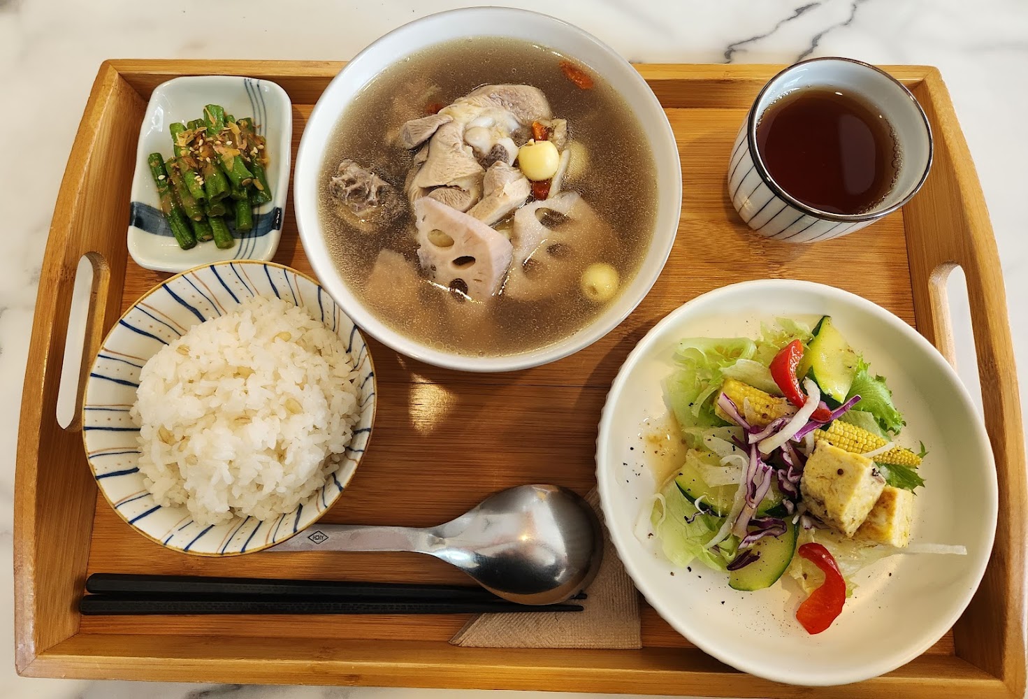 中式套餐含蓮藕雞湯、白飯、四季豆與沙拉，營養均衡