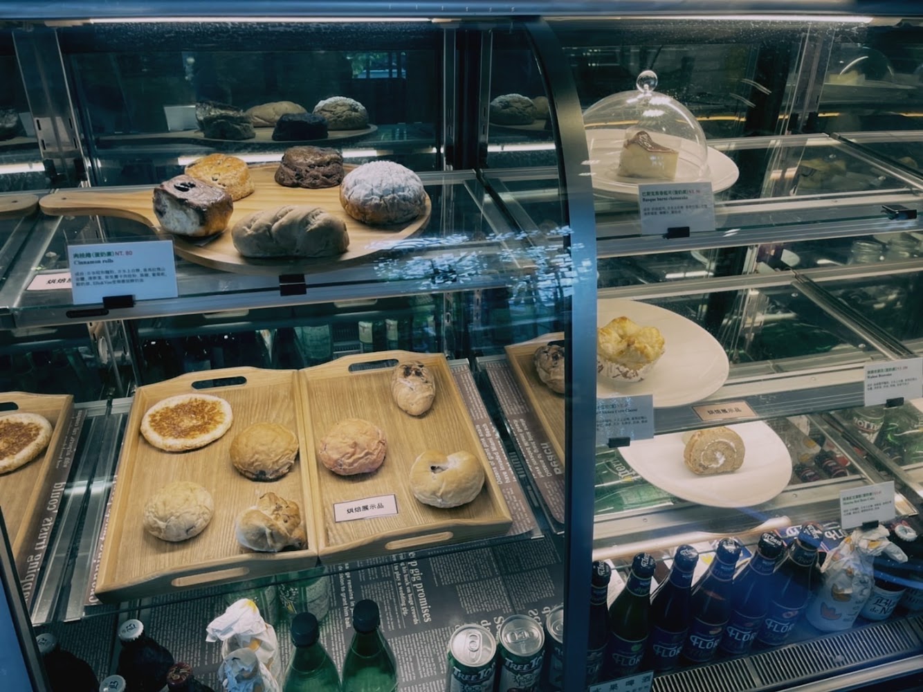 冷藏櫃甜點與麵包展示