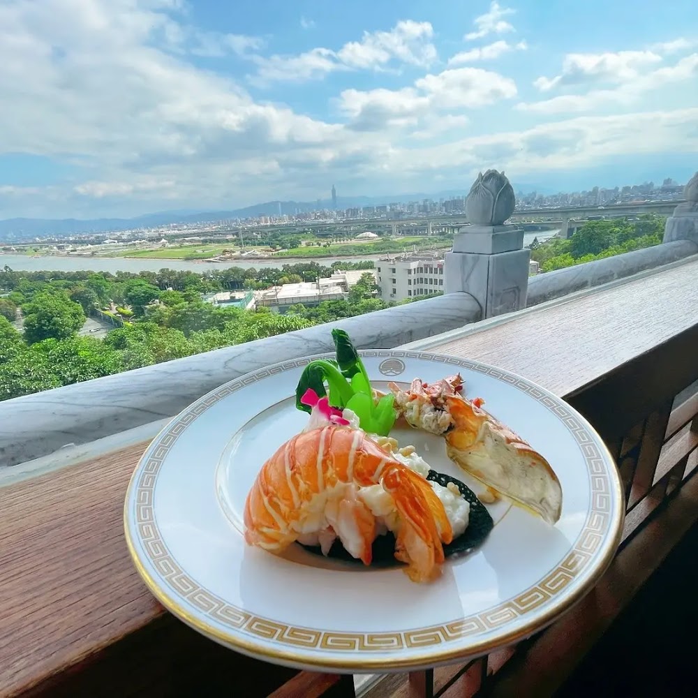 高級龍蝦料理擺盤精緻背景有城市景色