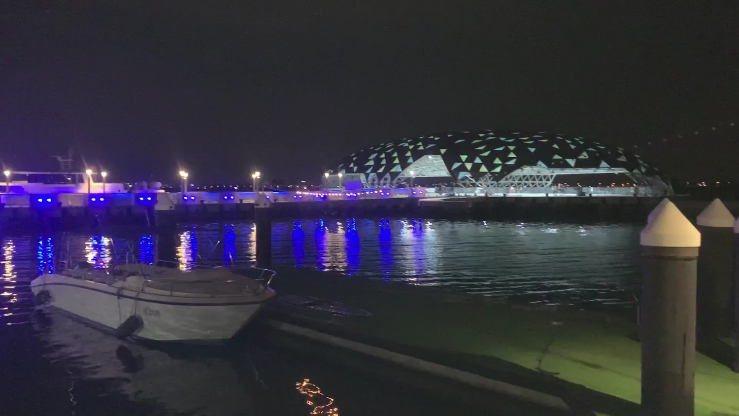 大鵬灣夜色碼頭與燈光建築