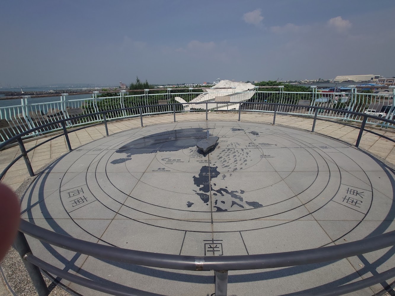 海之坵圓形地面圖案刻有台灣及周邊海域地圖