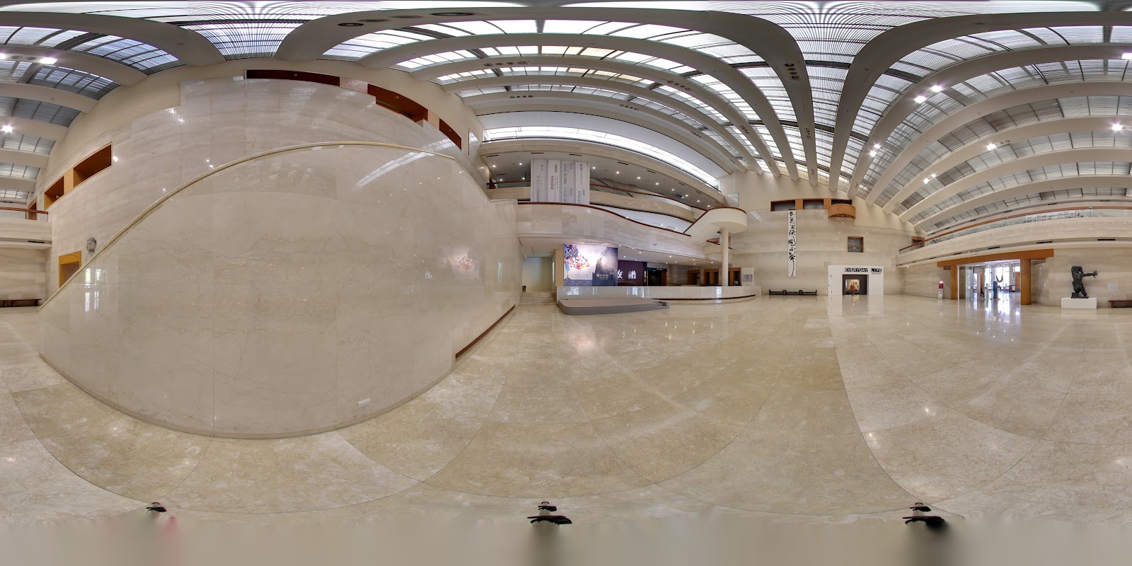 高雄市立美術館館內大廳全景，弧形白色拱頂採光天花板大理石地板