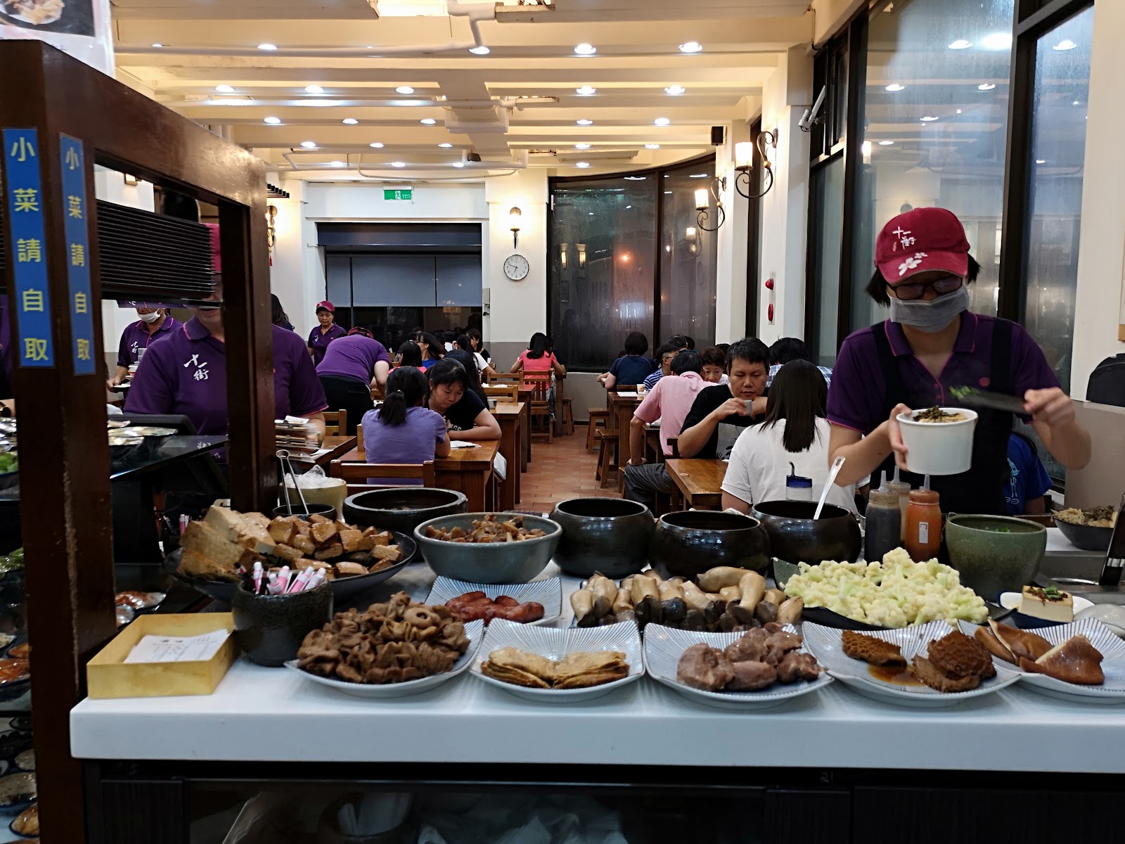竹北十一街麵食館餐廳內景，前景滷味熱鍋區，背景用餐區座位幾乎坐滿客人