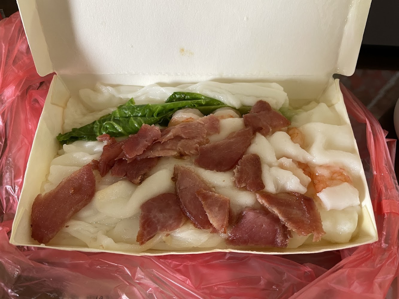 外帶盒中的叉燒蝦仁腸粉