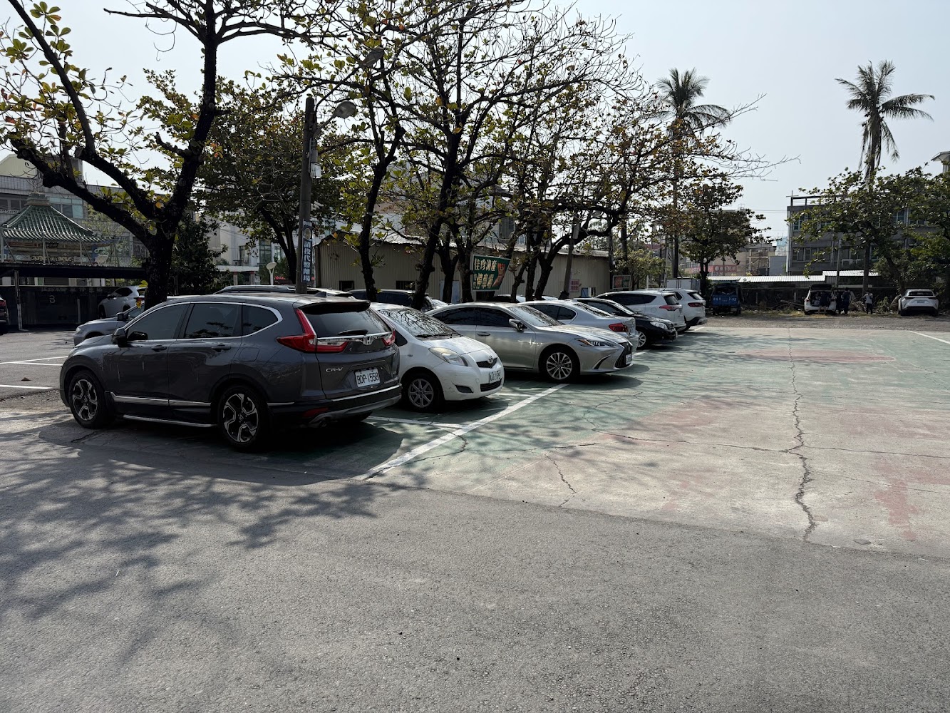 佳珍海產餐廳停車場車位整齊