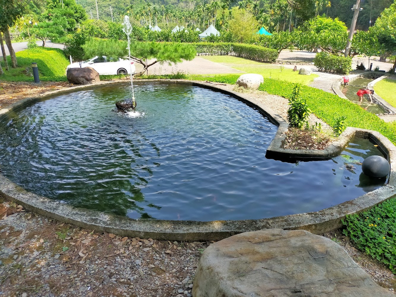山谷星空戶外戲水池與草地