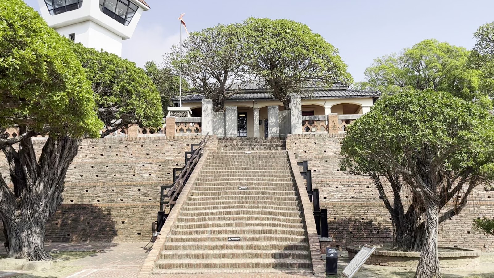 安平古堡荷蘭紅磚牆與石階，歷史感十足的安平古堡遺址
