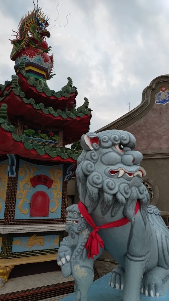 廟宇前石獅雕像