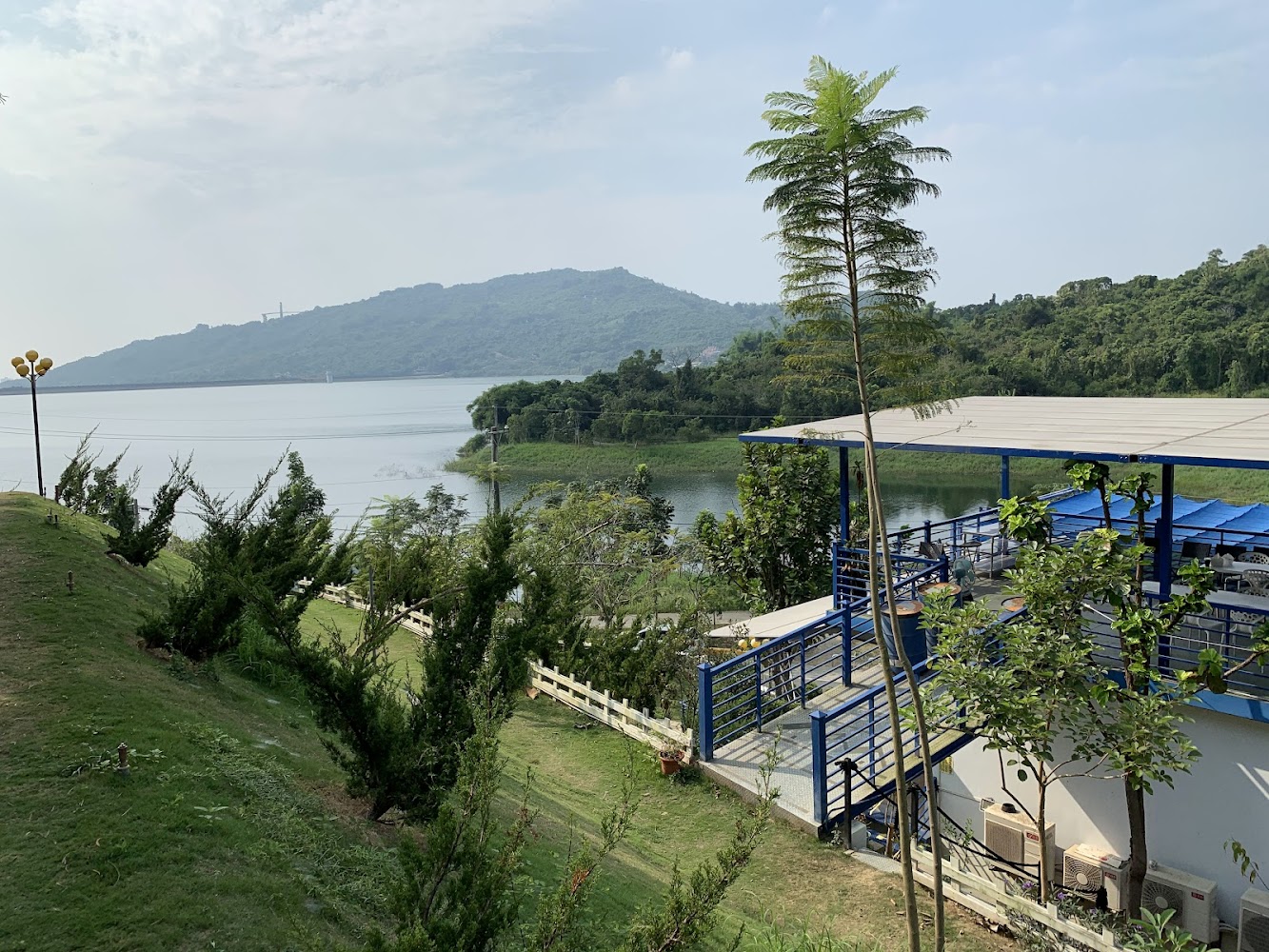 沃野山丘餐廳附近湖景與藍白色建築