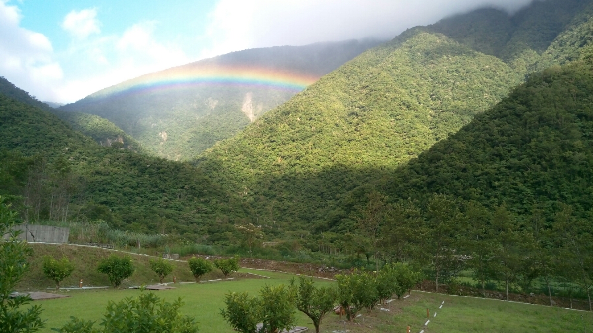 鹿皮山水露營區山谷彩虹景色