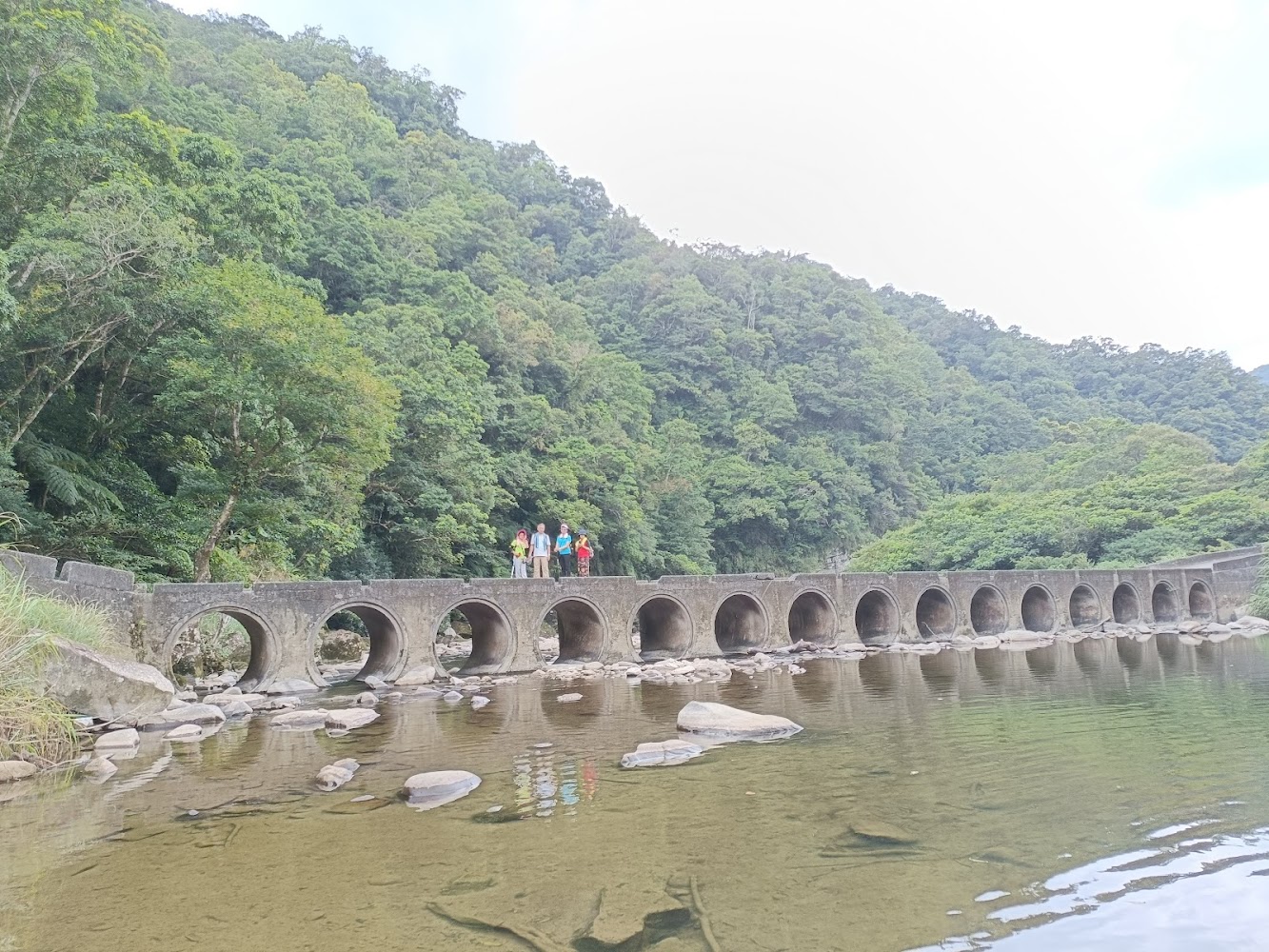 多個圓形拱洞石橋橫跨河流