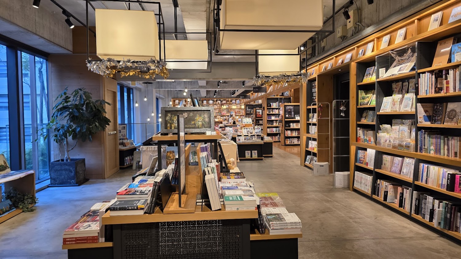 蔦屋書店台中市政店明亮寬敞室內空間
