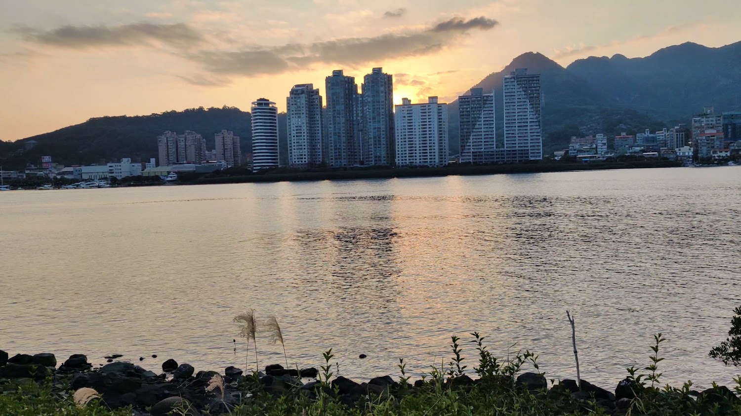 黃昏河流與高樓倒影的關渡景色