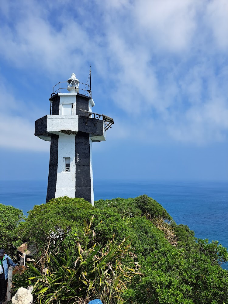 基隆嶼燈塔近景與山丘植被