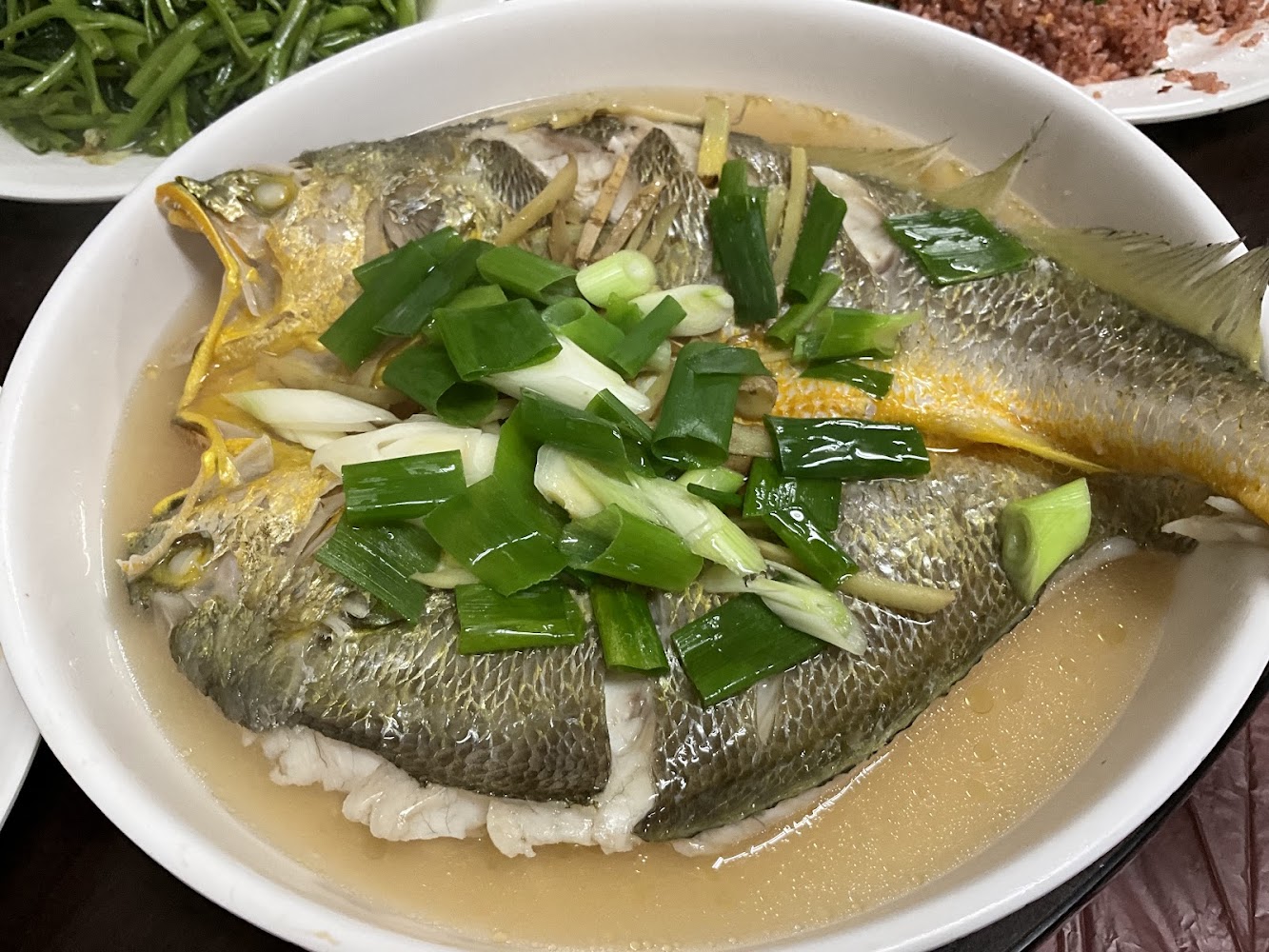 清蒸魚搭配蔥段
