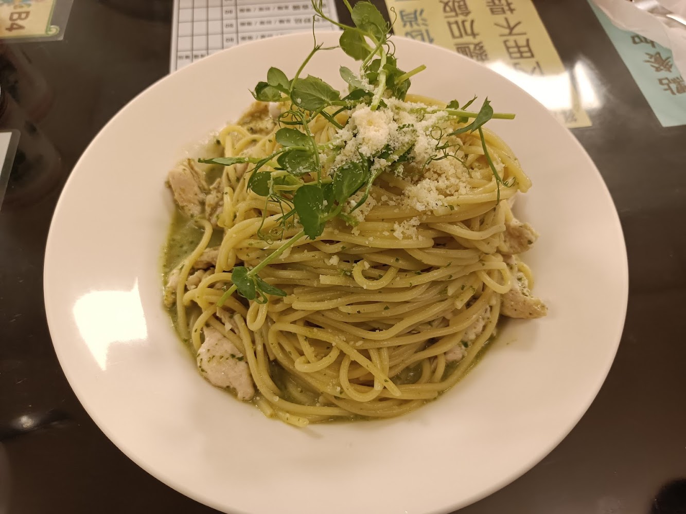青醬義大利麵與雞肉配料