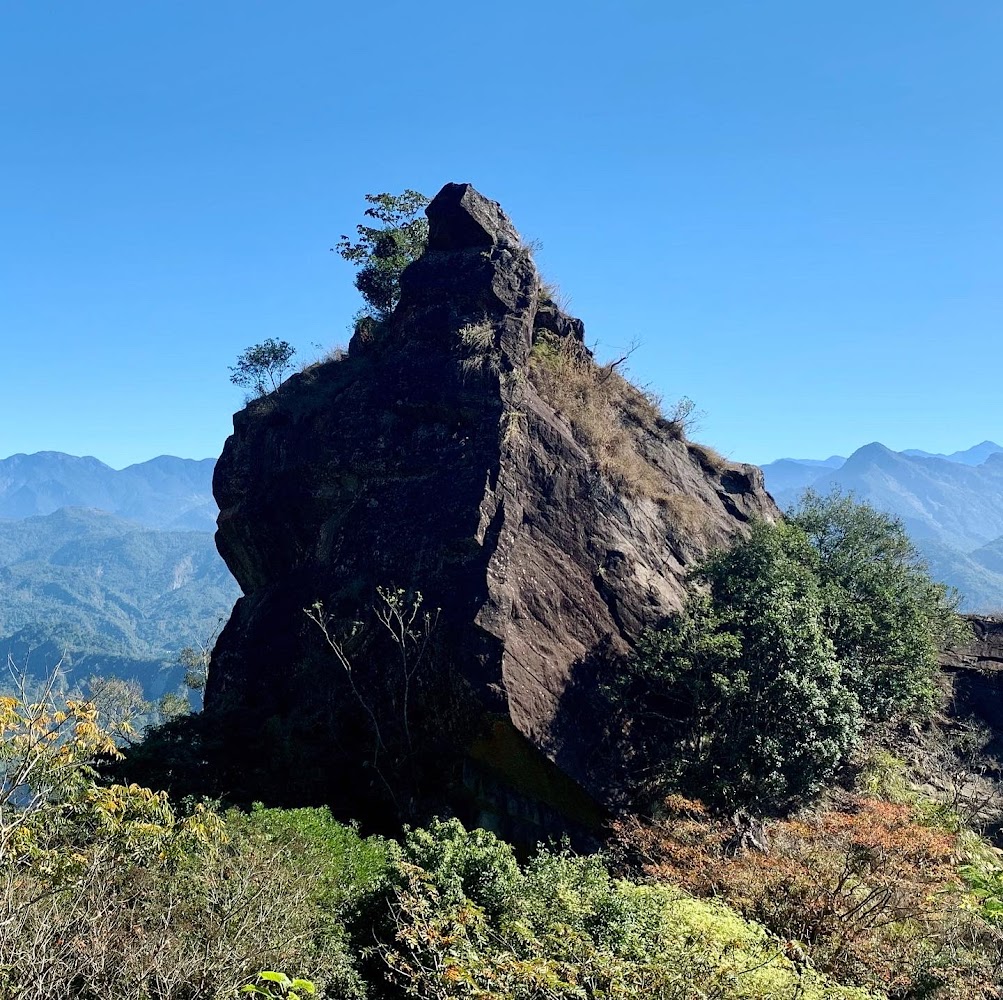 突出的巨石山峰與周圍青綠山林