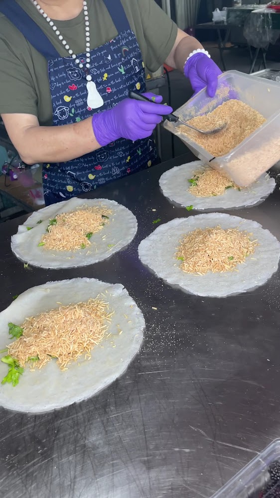 正在製作潤餅皮包花生粉與香菜
