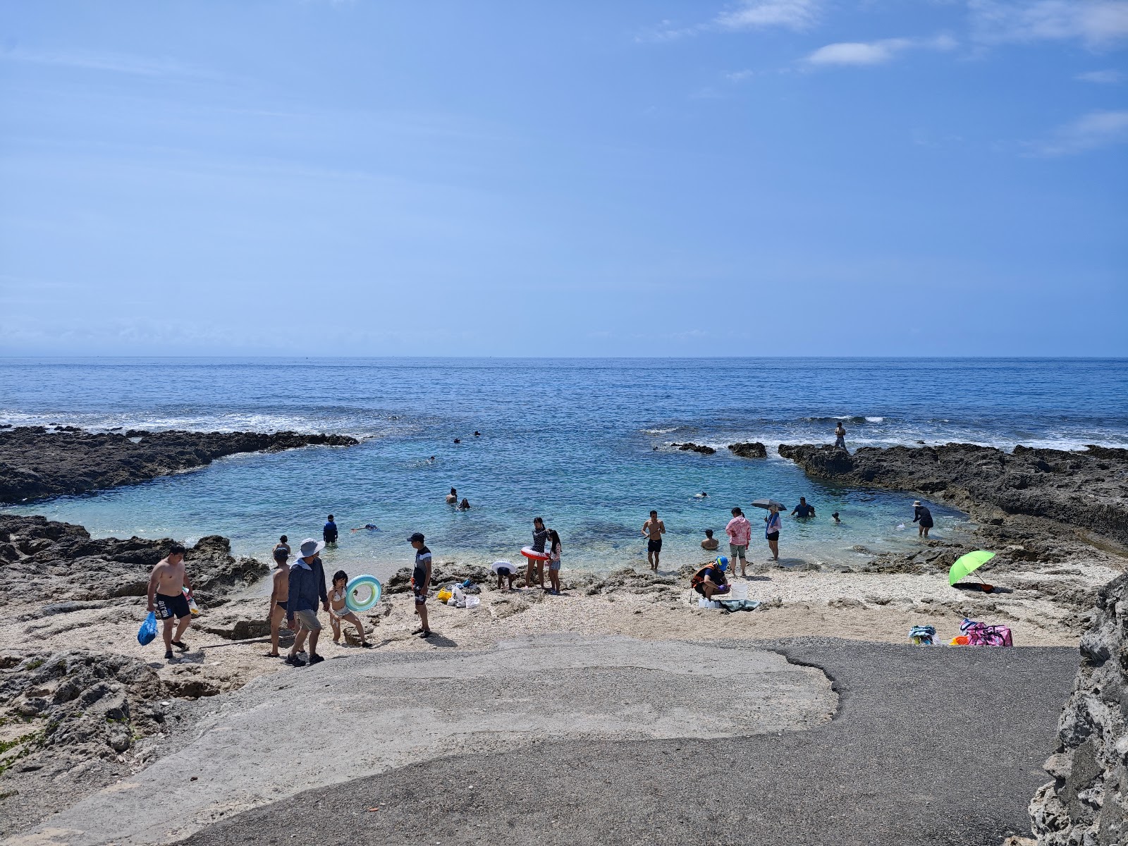 厚石魚澳天然游泳池遊客戲水屏東