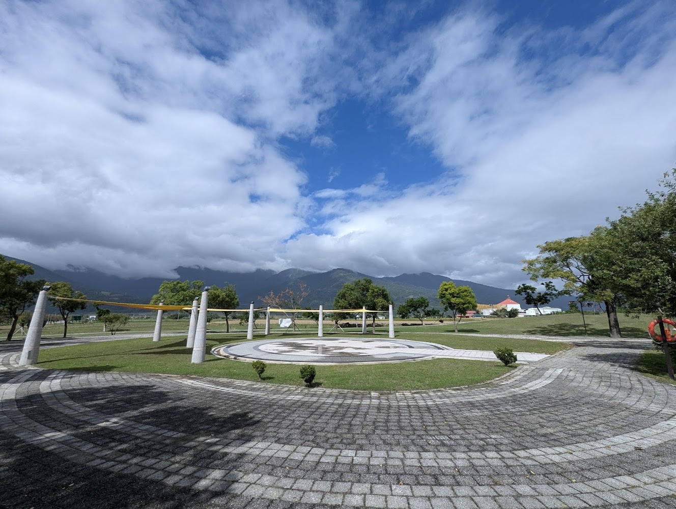 羅山遊客中心戶外草地與山景