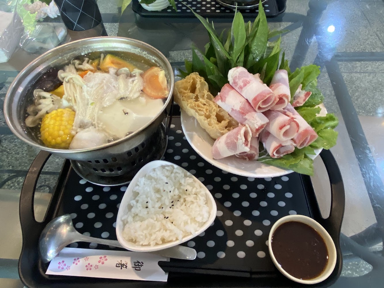 完整火鍋套餐擺盤