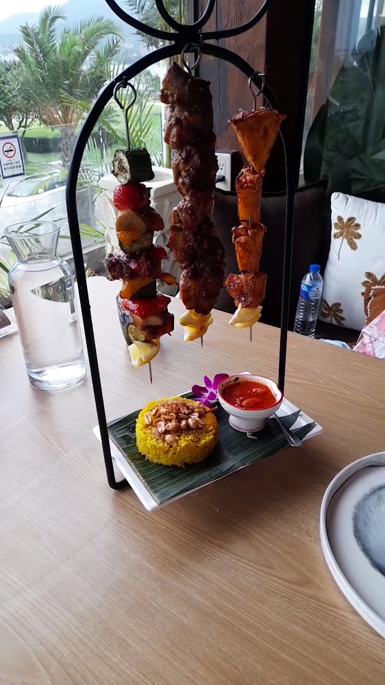 兩串燒烤串與烤雞搭配黃薑飯