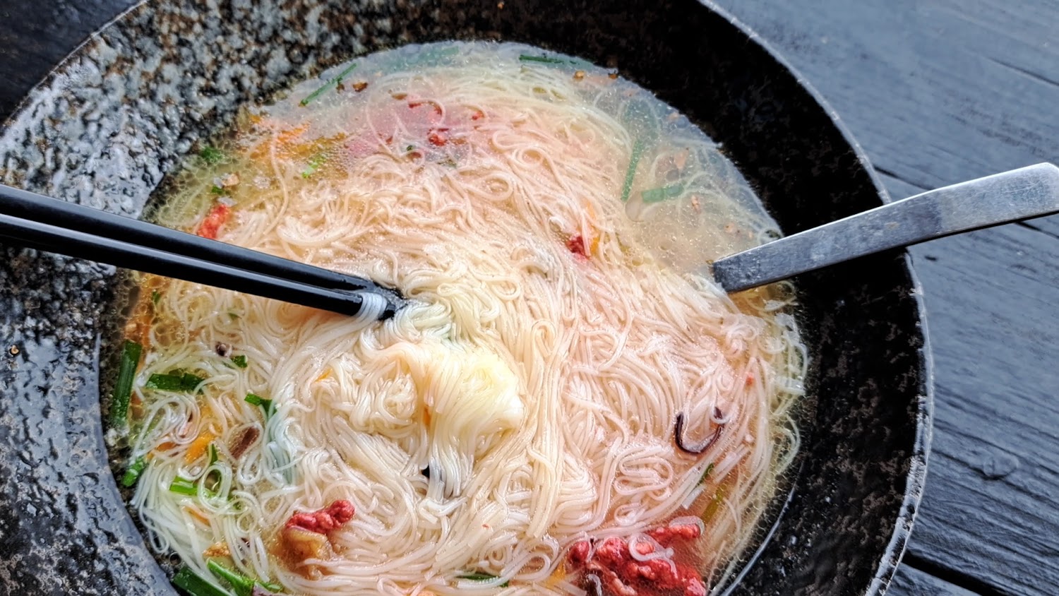 鏡沃小吃湯麵搭配肉片與蔬菜