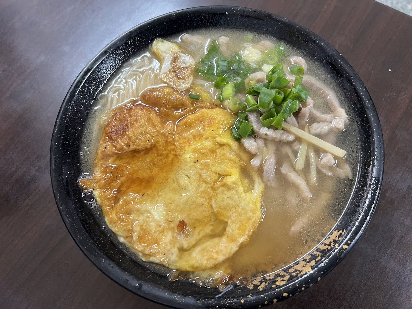 煎蛋豬肉絲湯麵近照