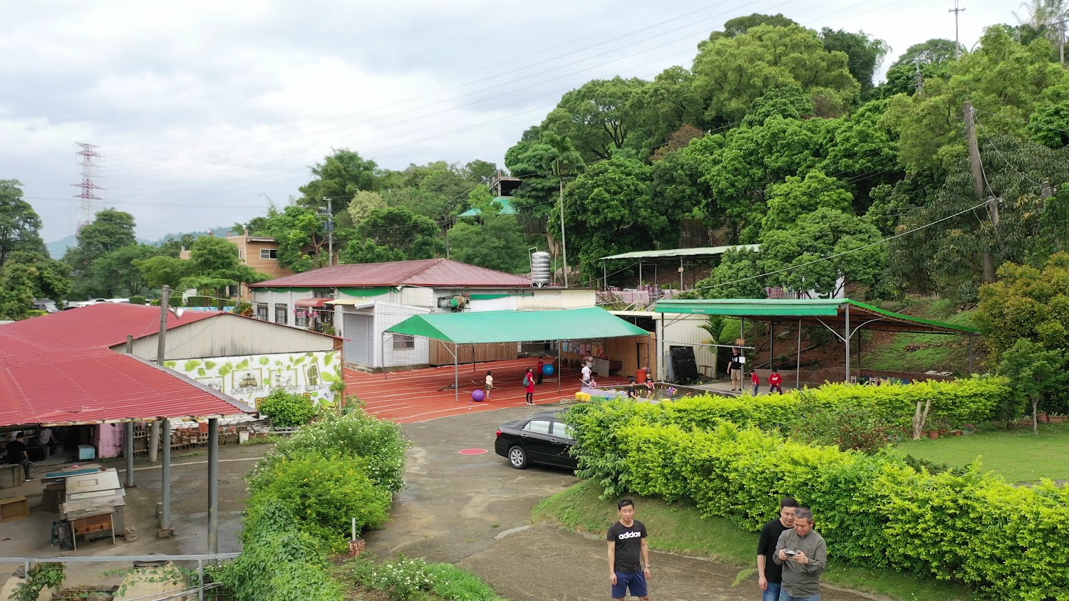 農場建築與綠樹環繞的庭院