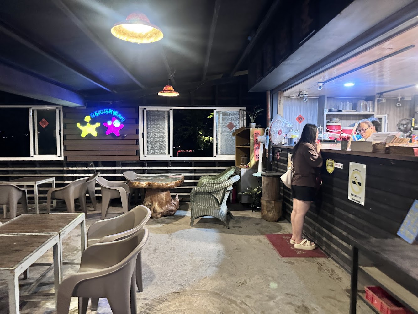 星星部落景觀咖啡室內座位區與櫃台