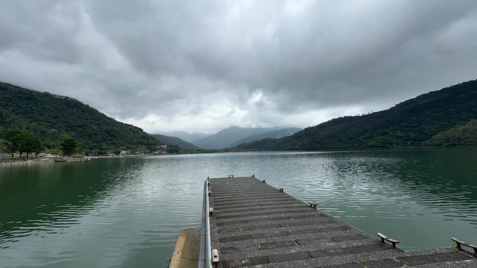 鯉魚潭棧橋全景，陰天霧氣瀰漫更添神秘詩意