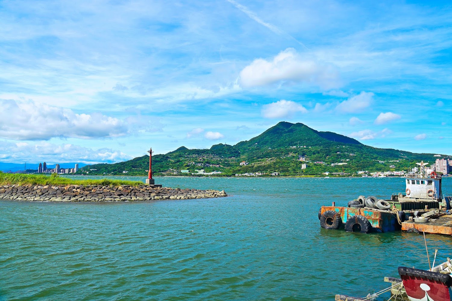 淡水金色水岸河岸與遠方山景