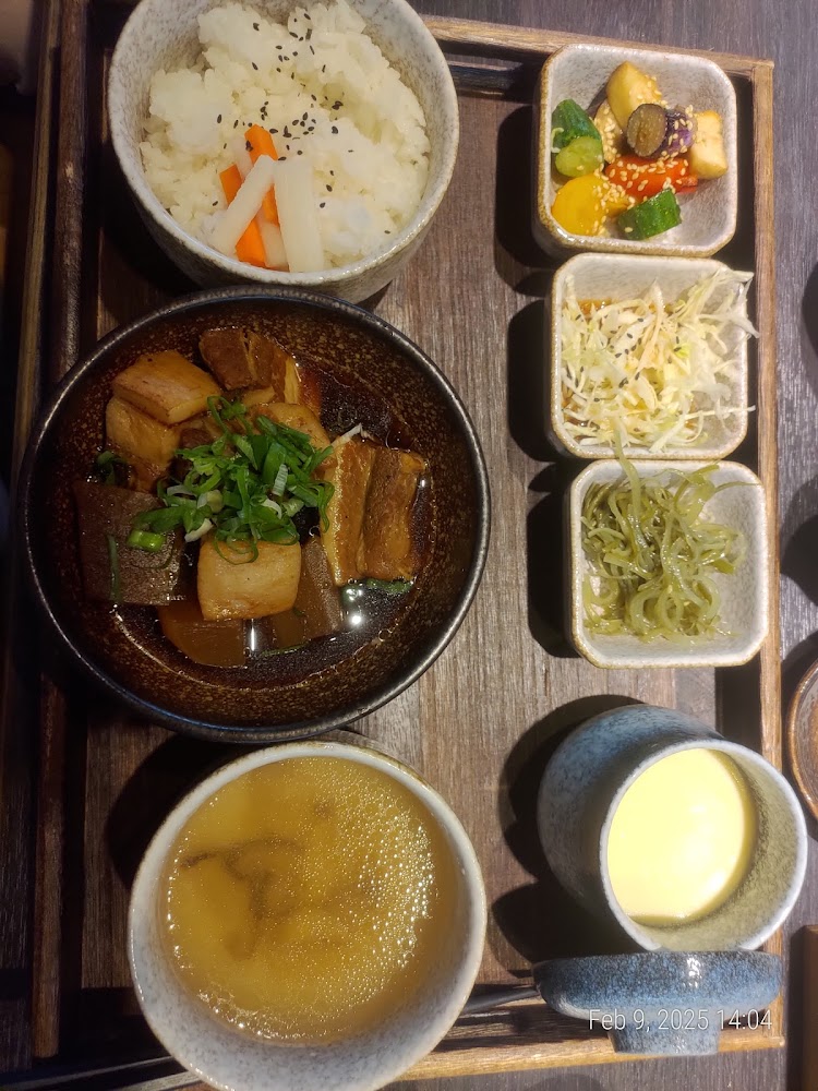 白飯燉肉主菜味噌湯三樣小菜與茶碗蒸定食