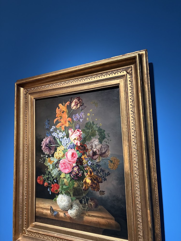 花卉靜物油畫展品，深藍背景與金色畫框