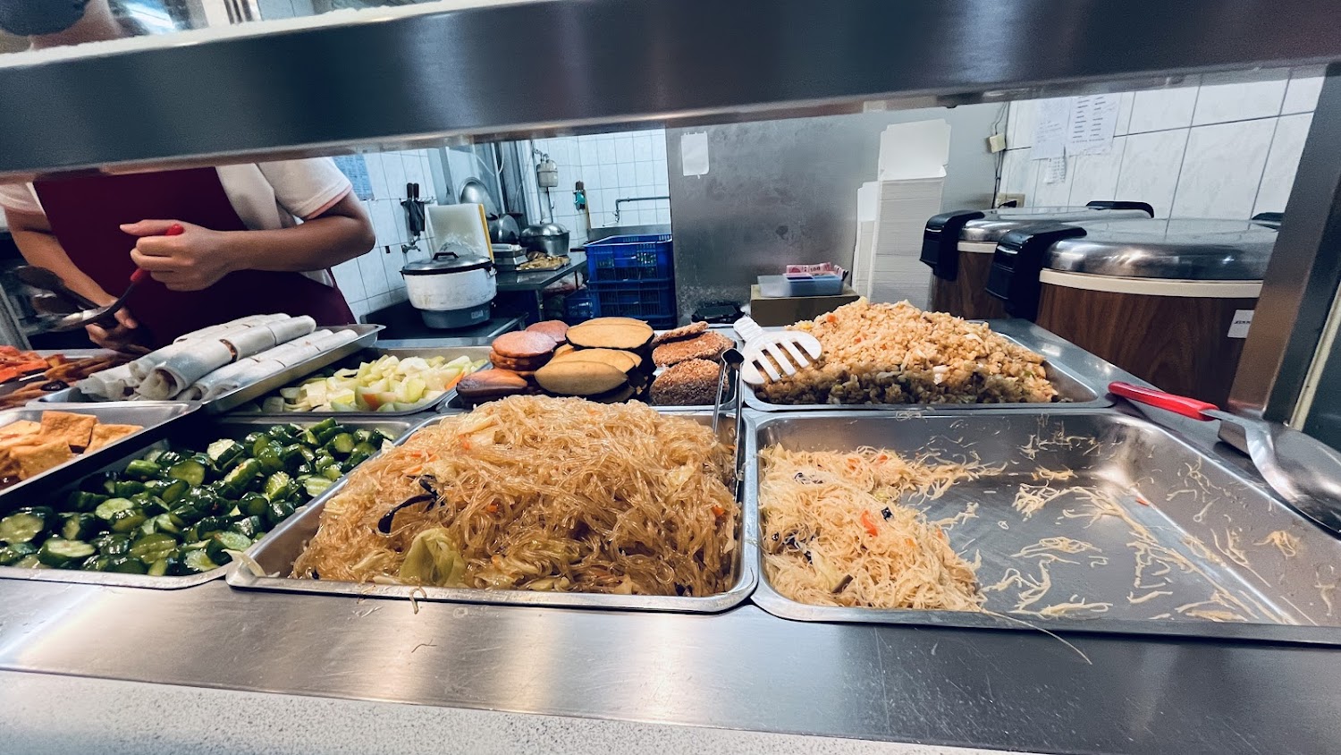 淡江大學美食廣場另一處自助餐檯與熟食陳列