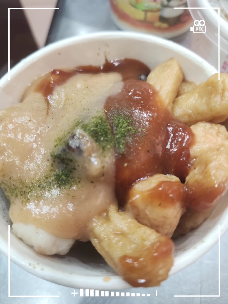 一碗台灣甜不辣,淋上醬汁與香料粉