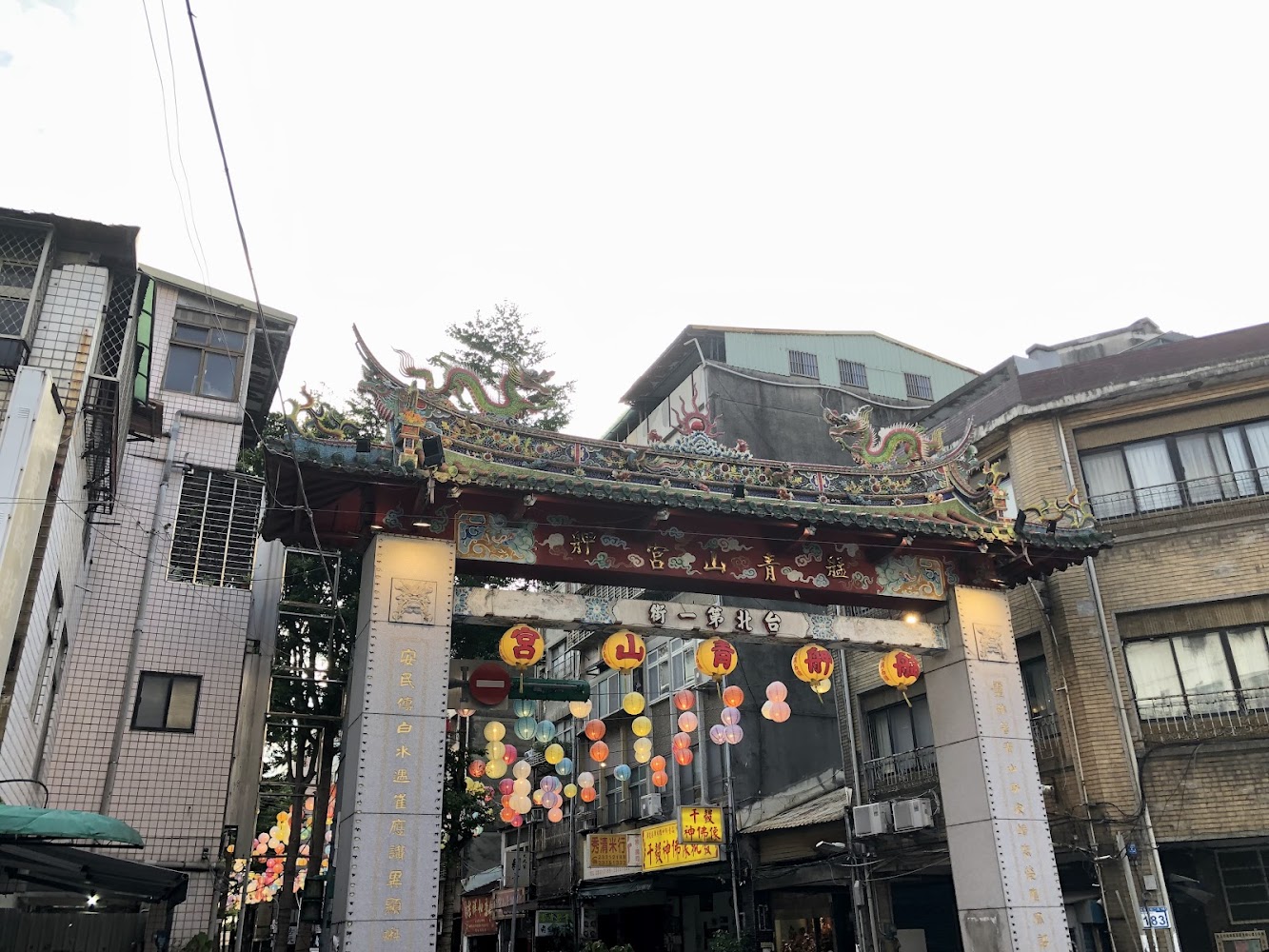 艋舺老街牌樓與傳統廟宇街景