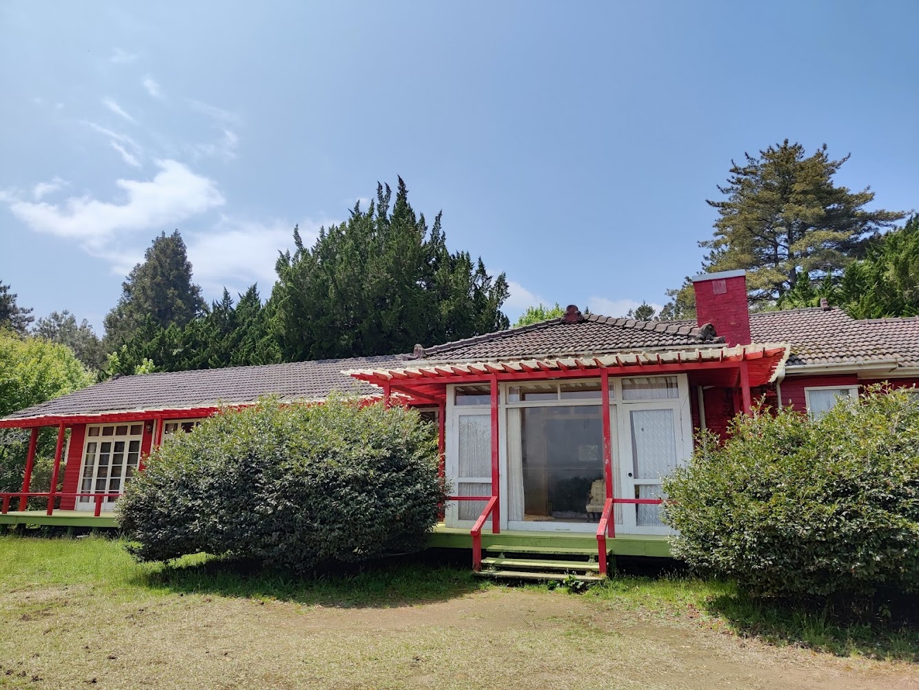 福壽山莊紅色建築與草地庭園