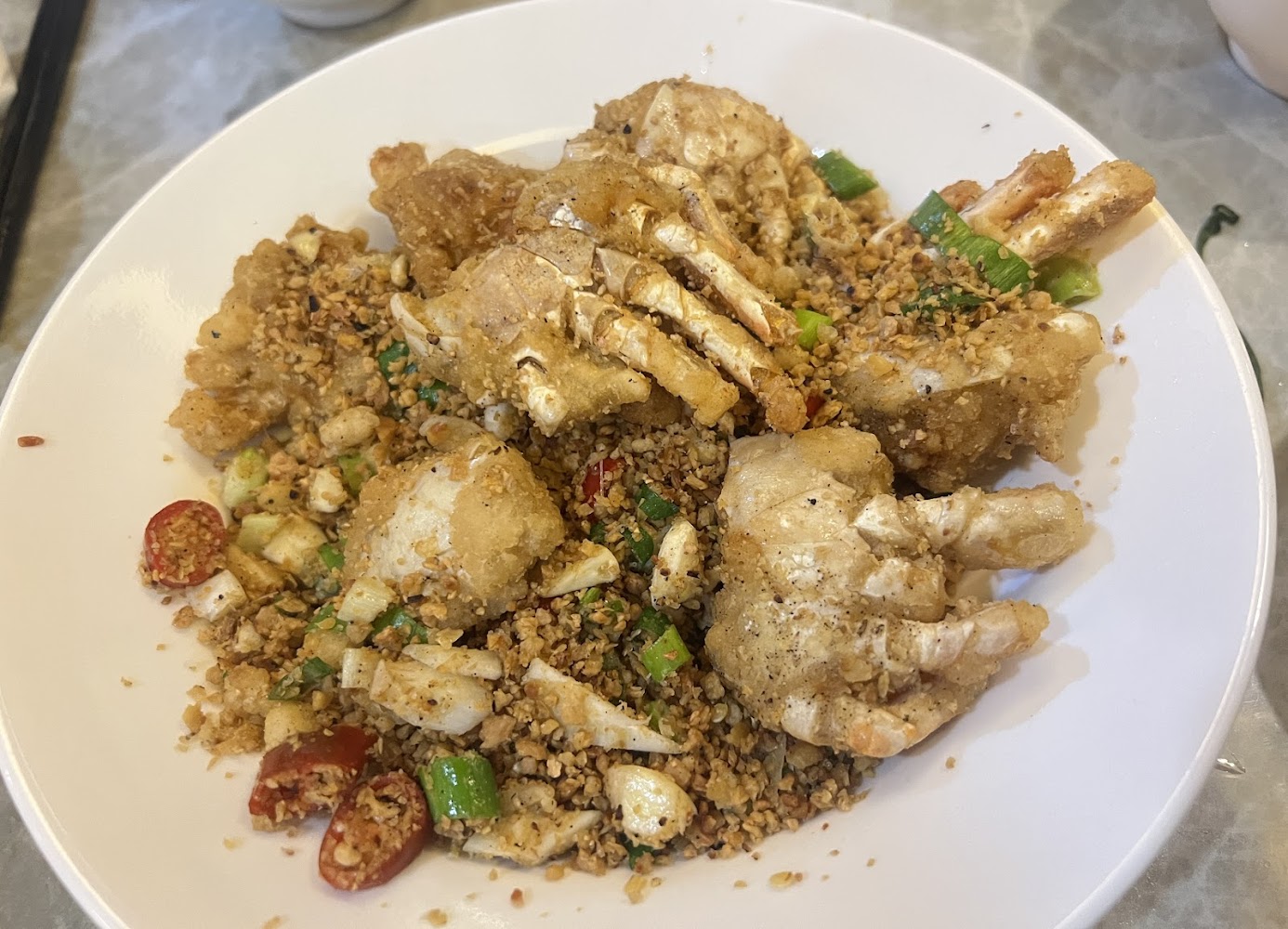 東坡醉月餐館椒鹽炒蟹搭蔥花與蒜酥十分誘人