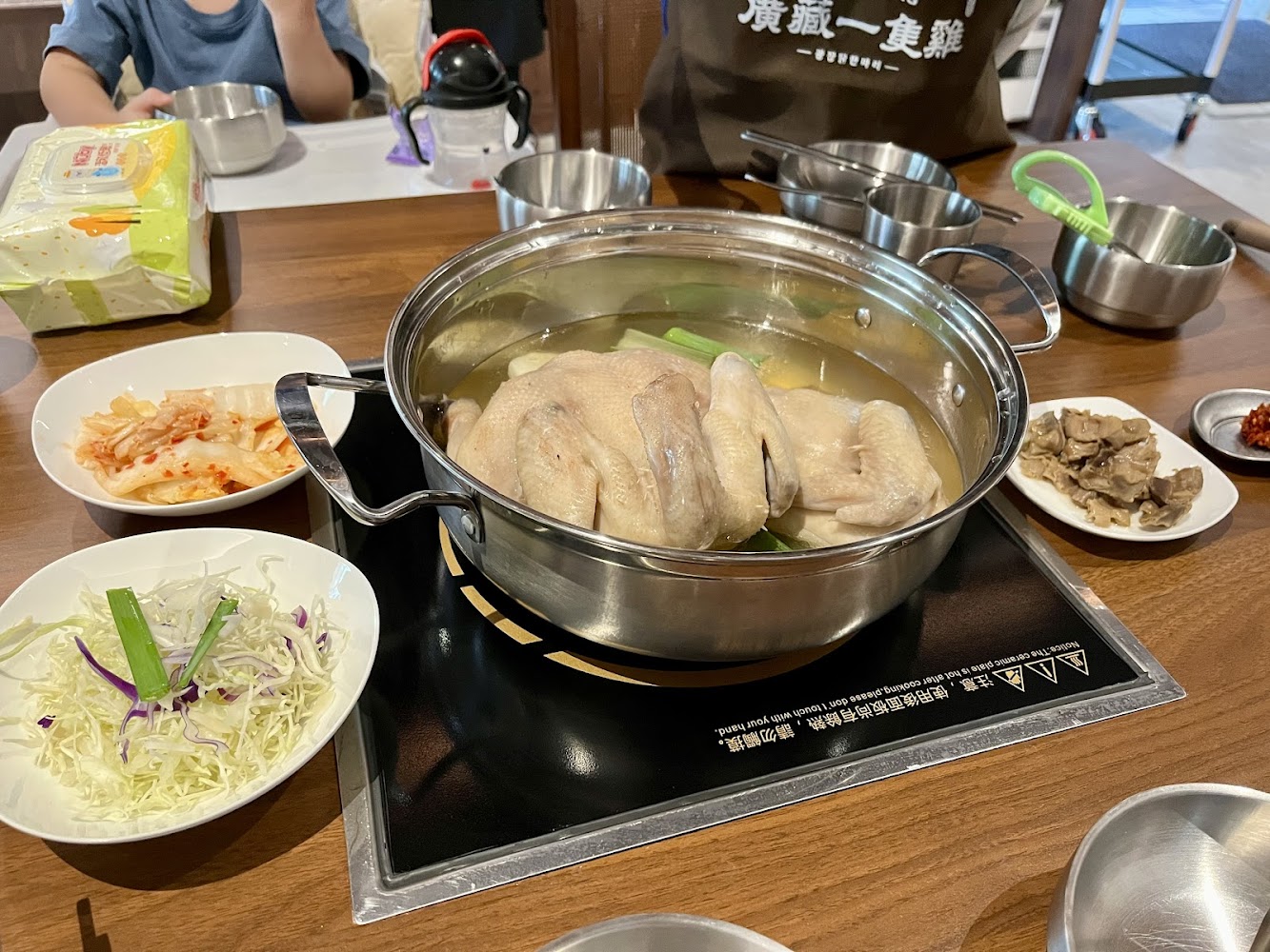 韓式燉煮雞湯鍋，整隻雞與蔥段、配菜一同上桌