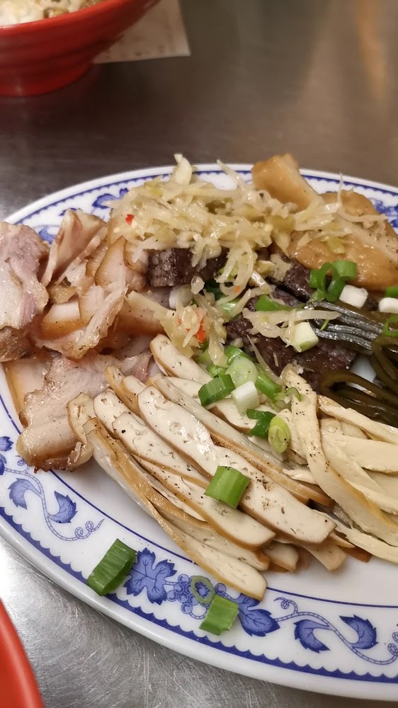 盤中有豆干海帶滷豬肉片泡菜與蔥花的滷味切盤