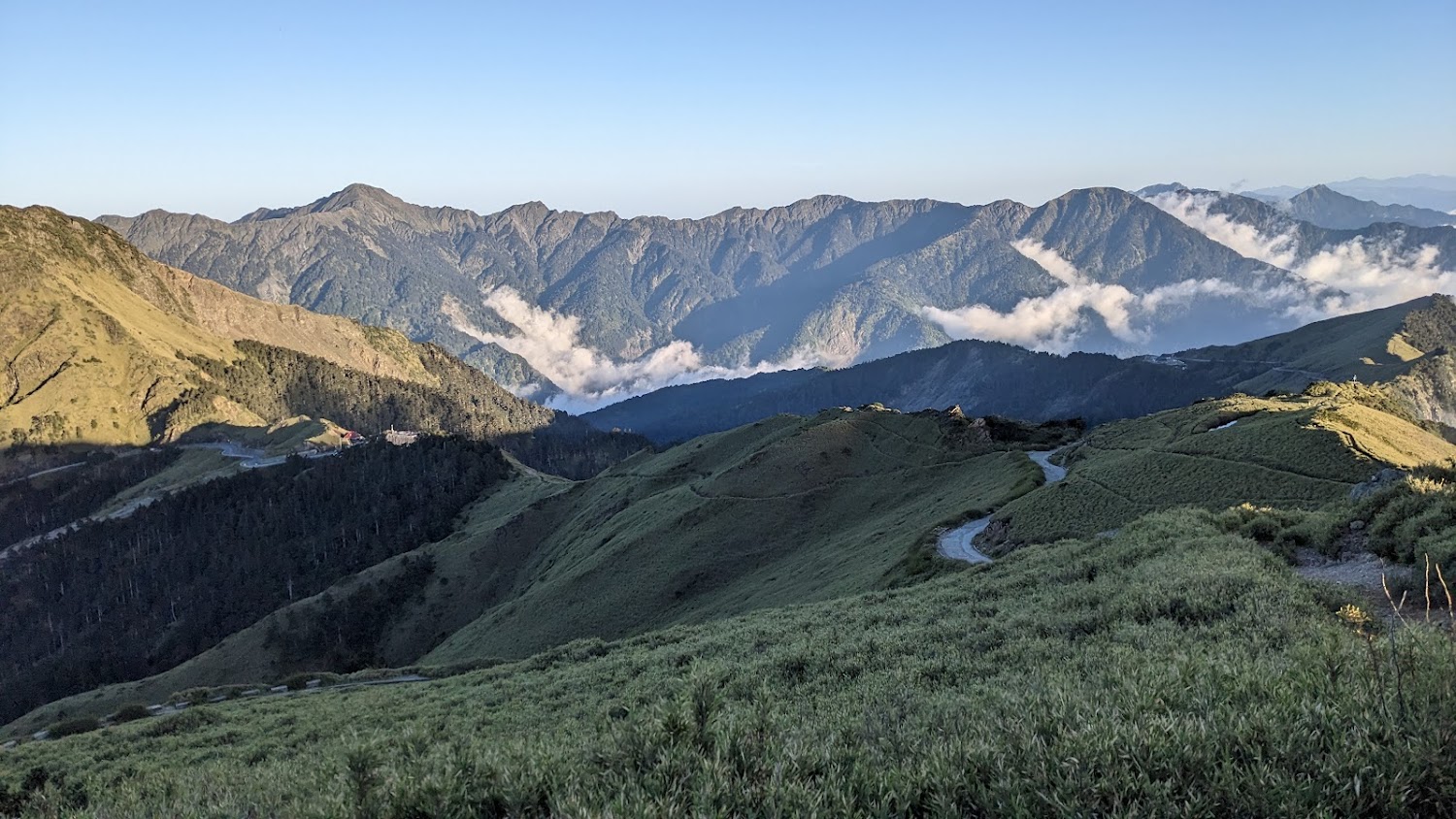 群山雲霧高山草原與蜿蜒小徑