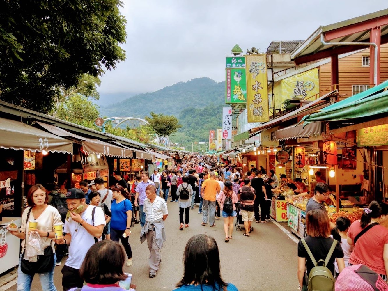 內灣老街擁擠熱鬧的市集街景