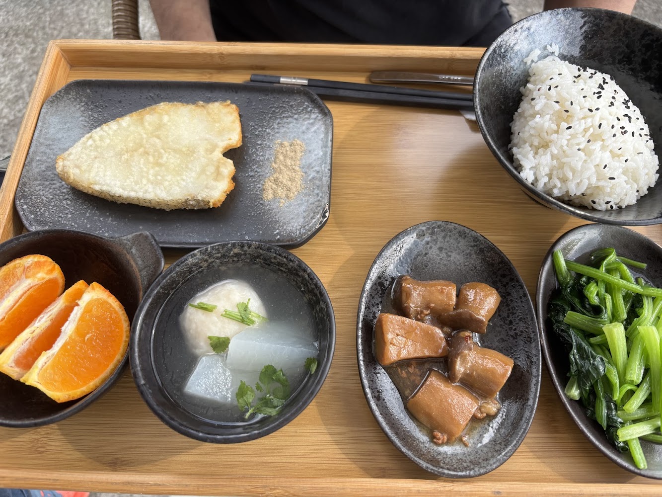 煎魚套餐含白飯丸子湯茄子青菜與橘子
