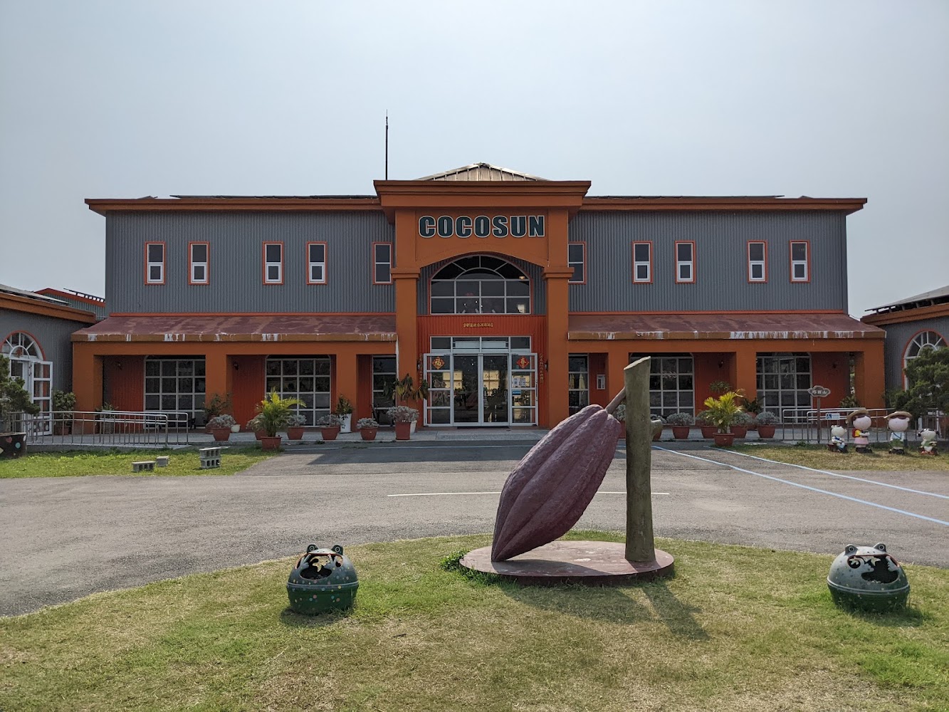 可茵山可可莊園現代建築外觀鮮明，適合當旅程尾聲的伴手禮站。