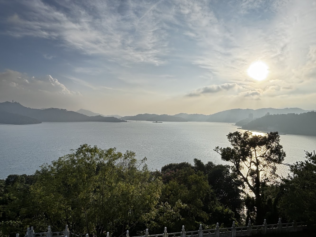 日月潭湖面與層疊山景的遼闊視野